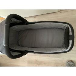 Kinderwagen, reiswieg en autostoeltje.