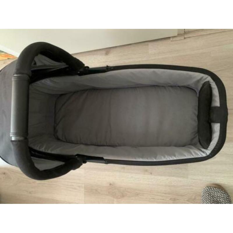 Kinderwagen, reiswieg en autostoeltje.