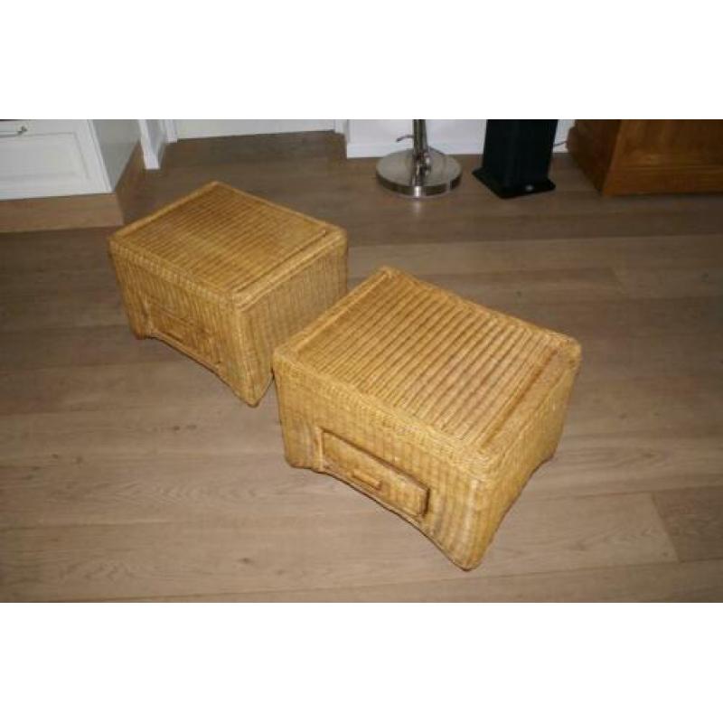 Rieten bij zet tafeltjes / nachtkastjes