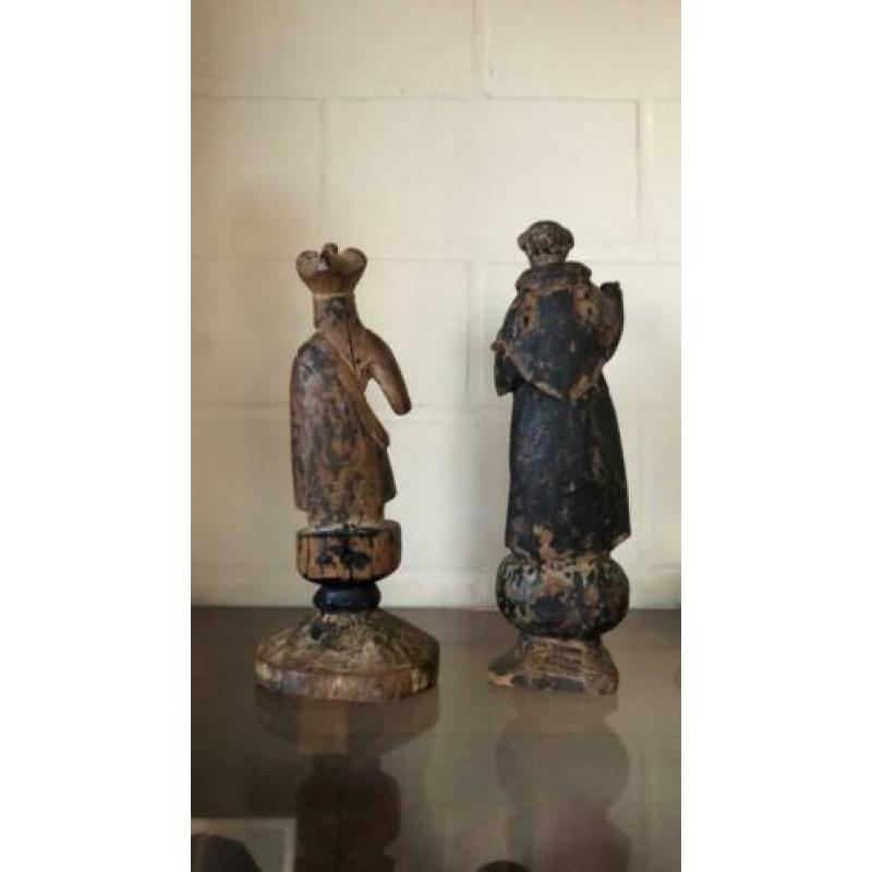 Twee houten beelden