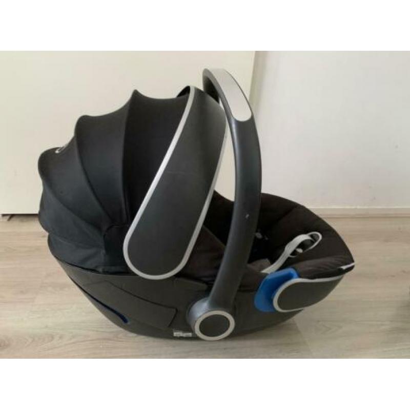 Kinderwagen, reiswieg en autostoeltje.
