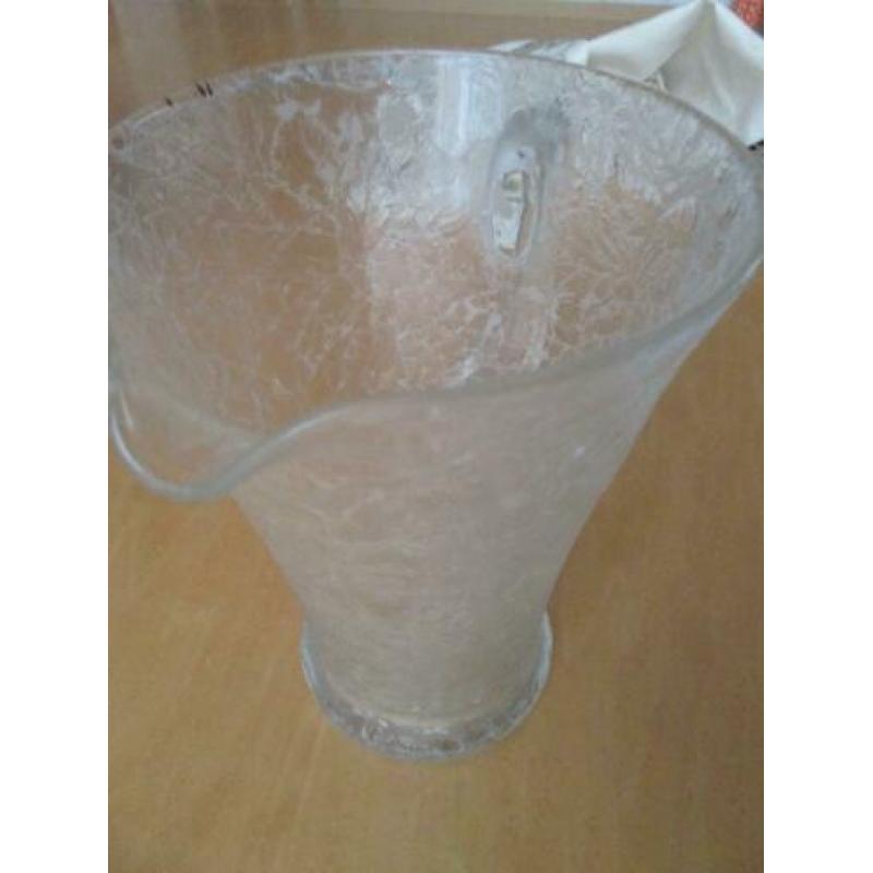 Grote antieke waterkan van figuurglas. J'n '20