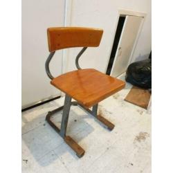 Vintage oude houten schoolstoel in zeer goede staat voor €20