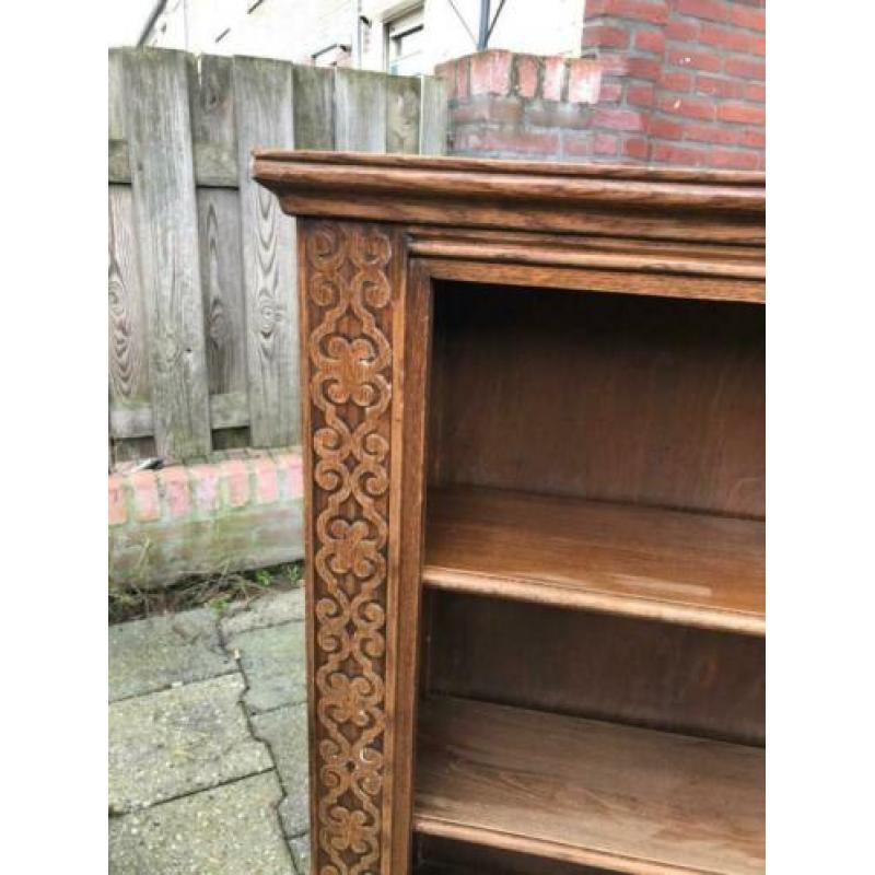Stoere en unieke vintage kast