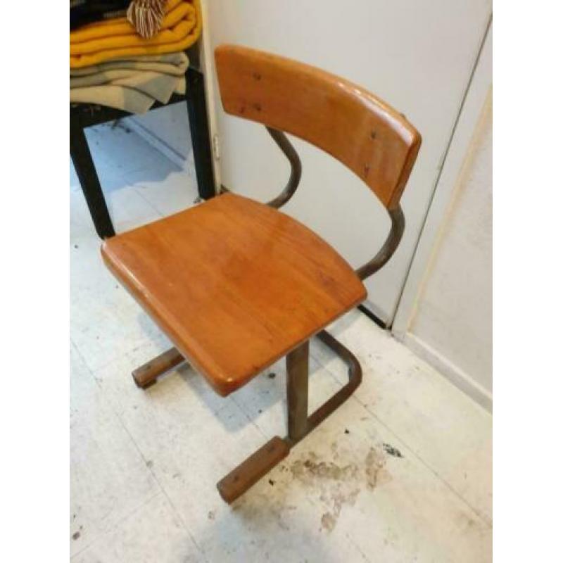 Vintage oude houten schoolstoel in zeer goede staat voor €20