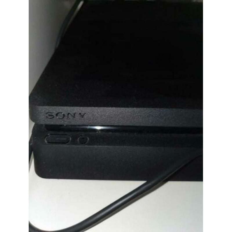 Playstation 4 + 3 controllers + 7 games