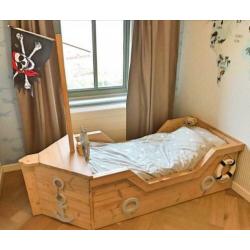Uniek handgemaakt piraten kleuterbed