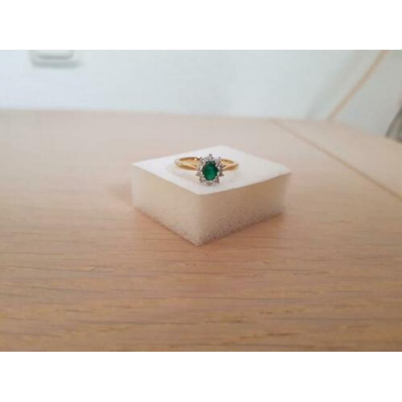 Gouden Ring met Smaragd en diamant 18 karaat