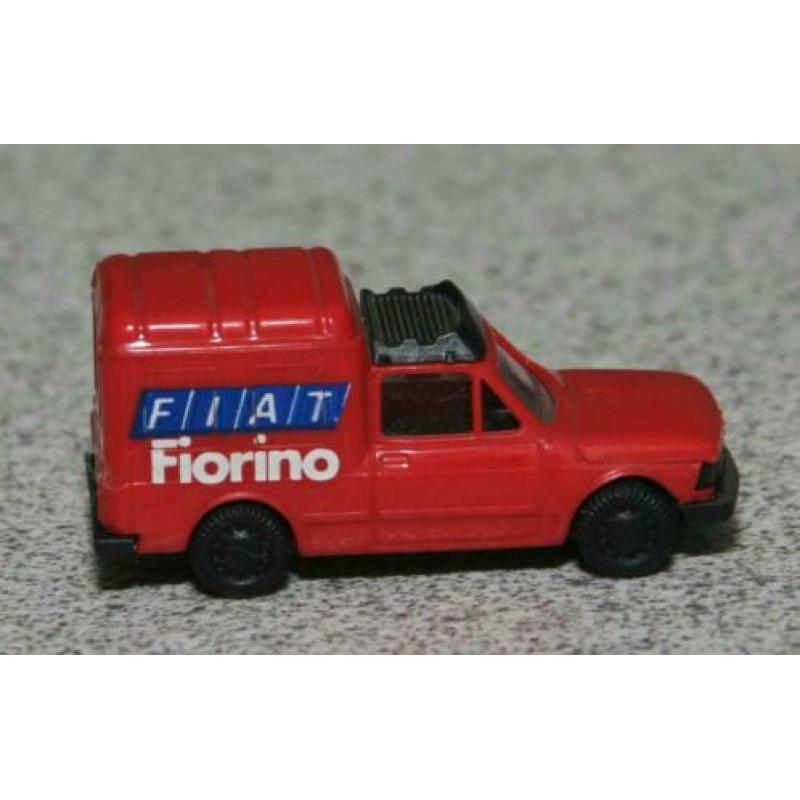 Fiat Fiorino rood. Merk: Praliné