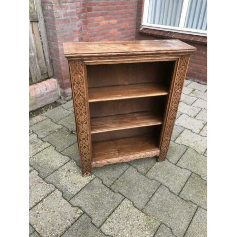 Stoere en unieke vintage kast