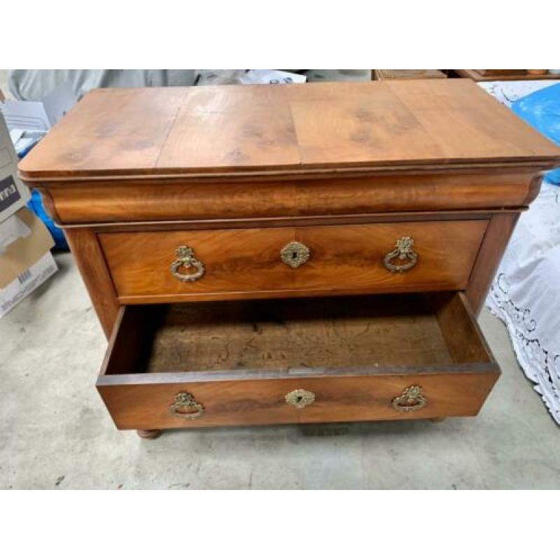 Oude kast met drie laden afsluitbaar in goede staat