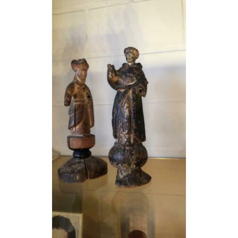 Twee houten beelden
