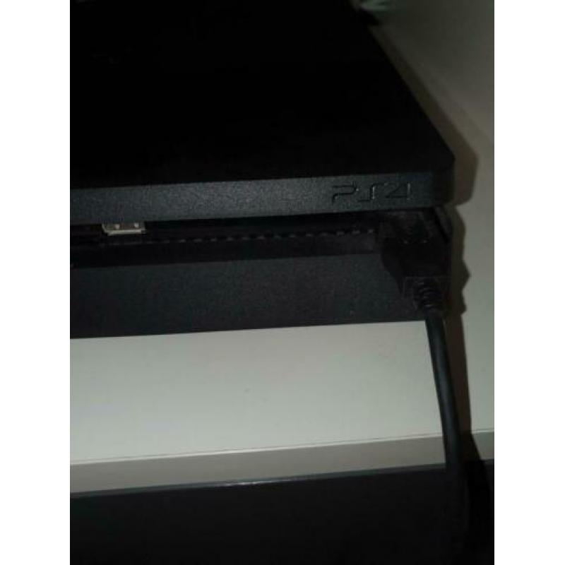 Playstation 4 + 3 controllers + 7 games