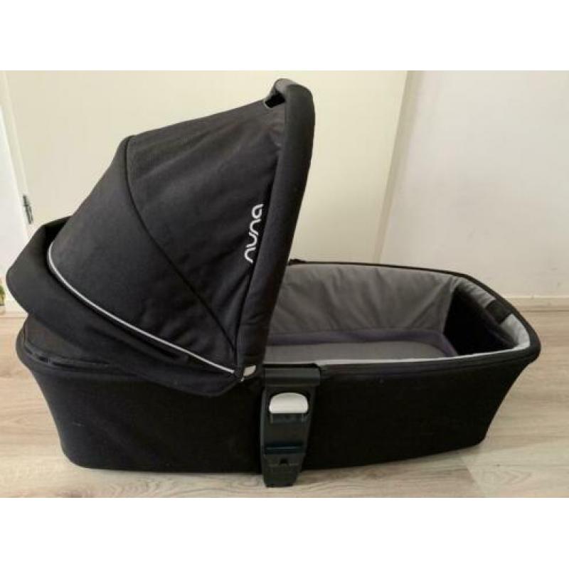 Kinderwagen, reiswieg en autostoeltje.