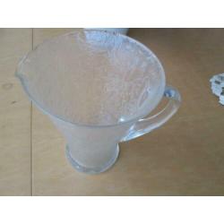 Grote antieke waterkan van figuurglas. J'n '20