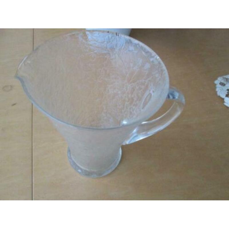 Grote antieke waterkan van figuurglas. J'n '20