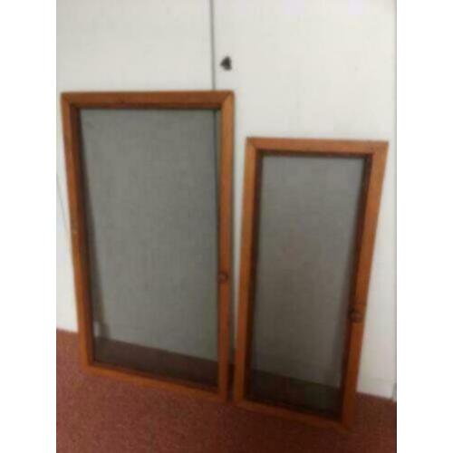 2 Houten horren voor op klapramen