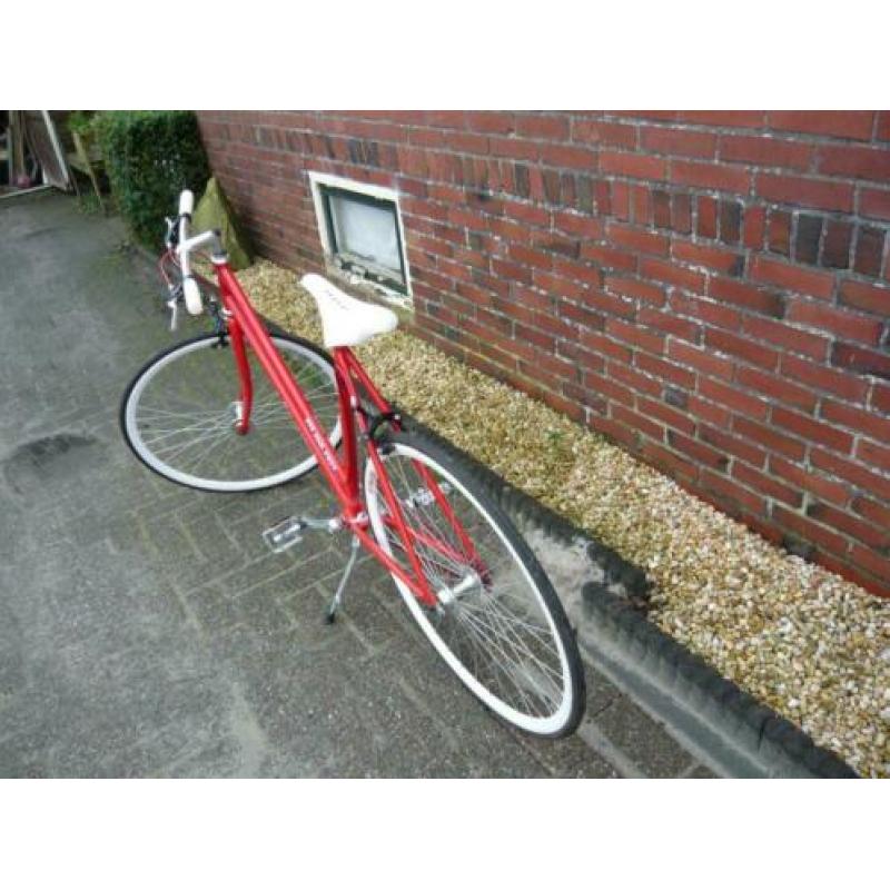 aangeboden nieuw sportfiets dames rood en wit €150,-