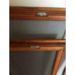 2 Houten horren voor op klapramen
