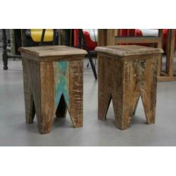 Leuk gekleurd houten bureau / sidetable + 2 krukjes India