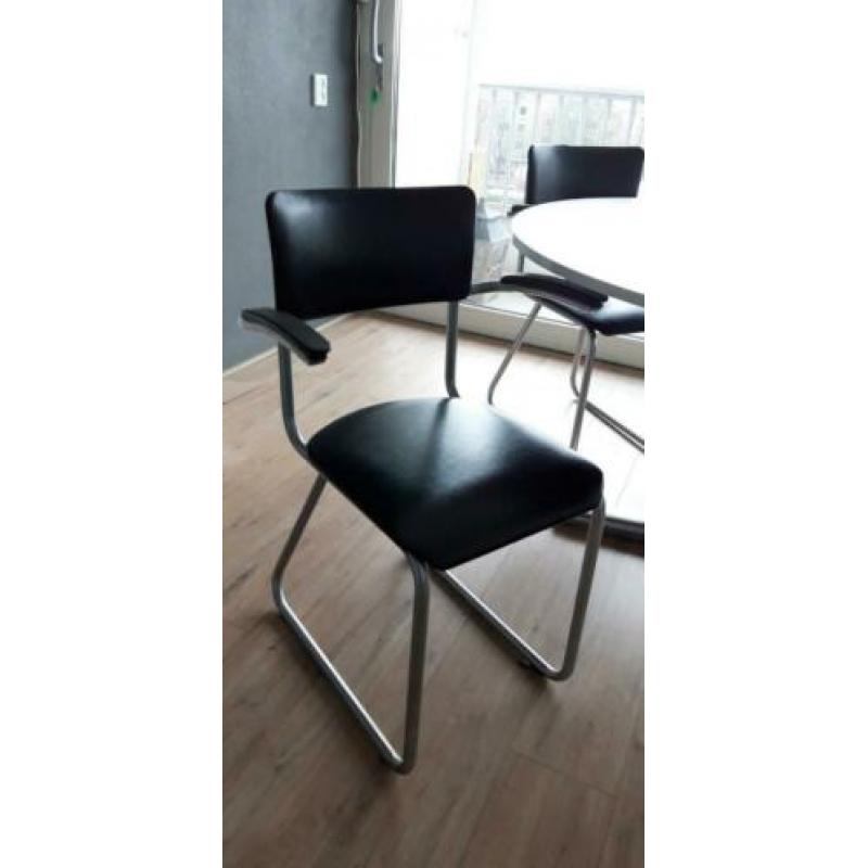 Ronde witte eettafel met 4 zwarte vintage stoelen