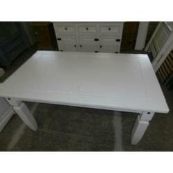 Mooie witte mexicaans grenen eettafel met vier stoelen