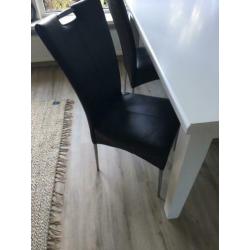 Vier stoelen imitatie leer