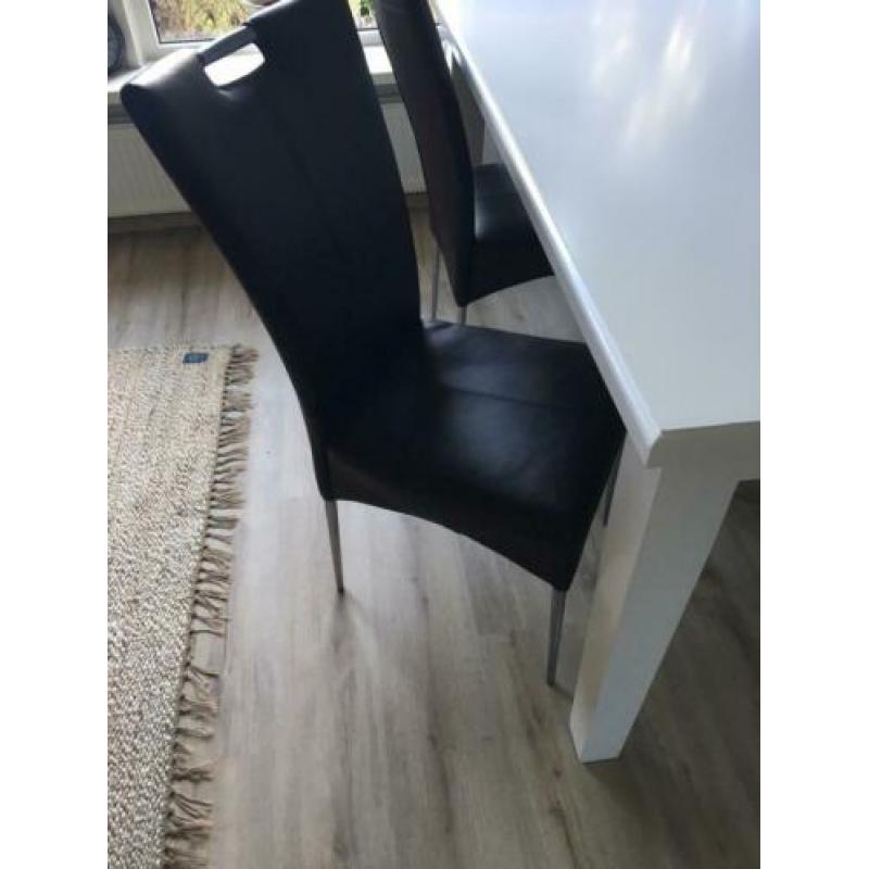 Vier stoelen imitatie leer