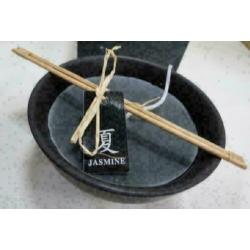 Jasmine zwarte kaars in ronde kandelaar diameter 12 cm