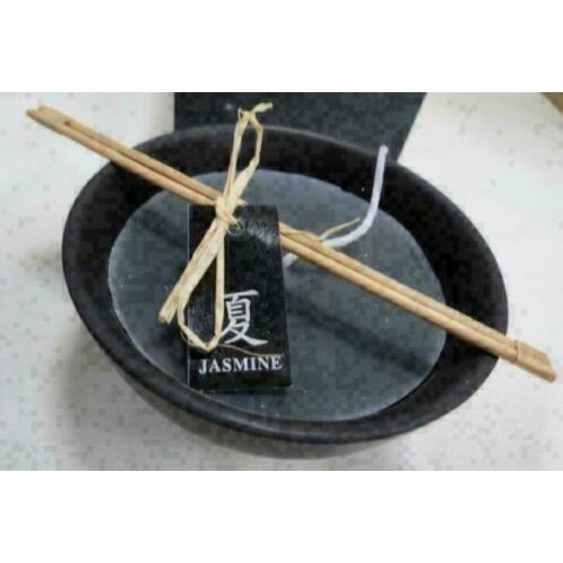 Jasmine zwarte kaars in ronde kandelaar diameter 12 cm