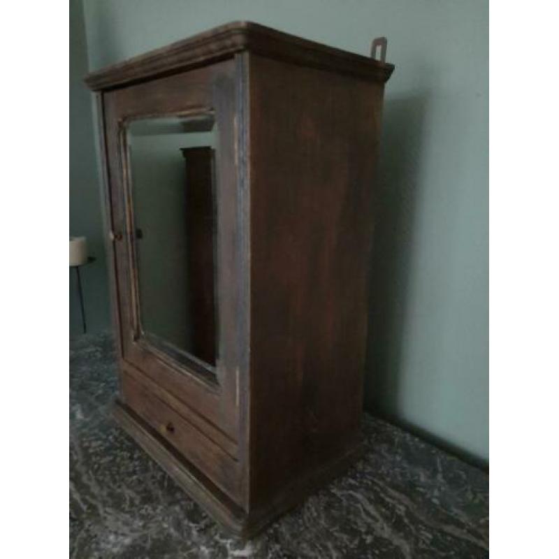 Oude vintage houten spiegelkast