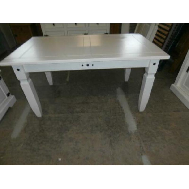 Mooie witte mexicaans grenen eettafel met vier stoelen