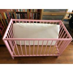 Roze Babybed Ledikant 120x60 Aerosleep matras dekbed lakens