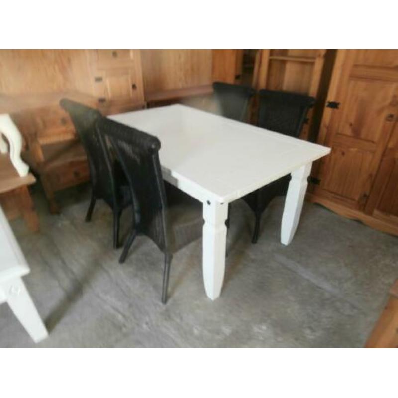 Mooie witte mexicaans grenen eettafel met vier stoelen