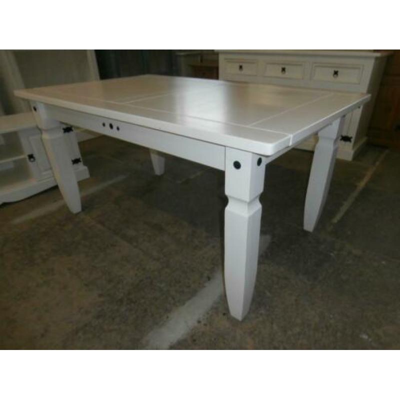 Mooie witte mexicaans grenen eettafel met vier stoelen