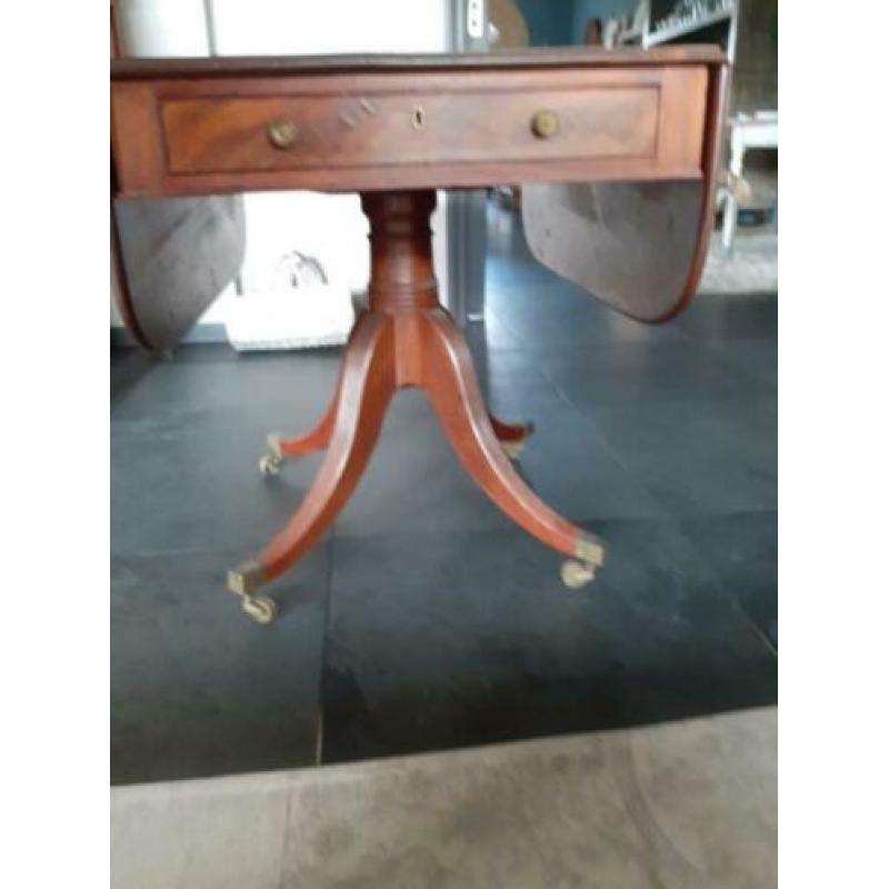antiek tafeltje