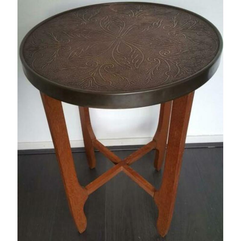 Antiek tafel bijzettafel van hout met koper! Handgemaakt met