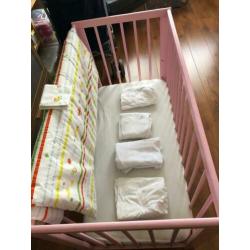 Roze Babybed Ledikant 120x60 Aerosleep matras dekbed lakens