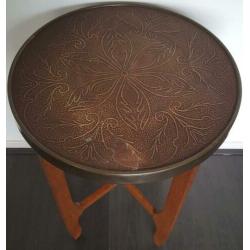 Antiek tafel bijzettafel van hout met koper! Handgemaakt met