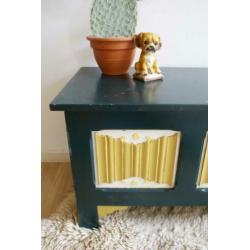 Grote houten vintage kist. Groen met gouden schat/dekenkist