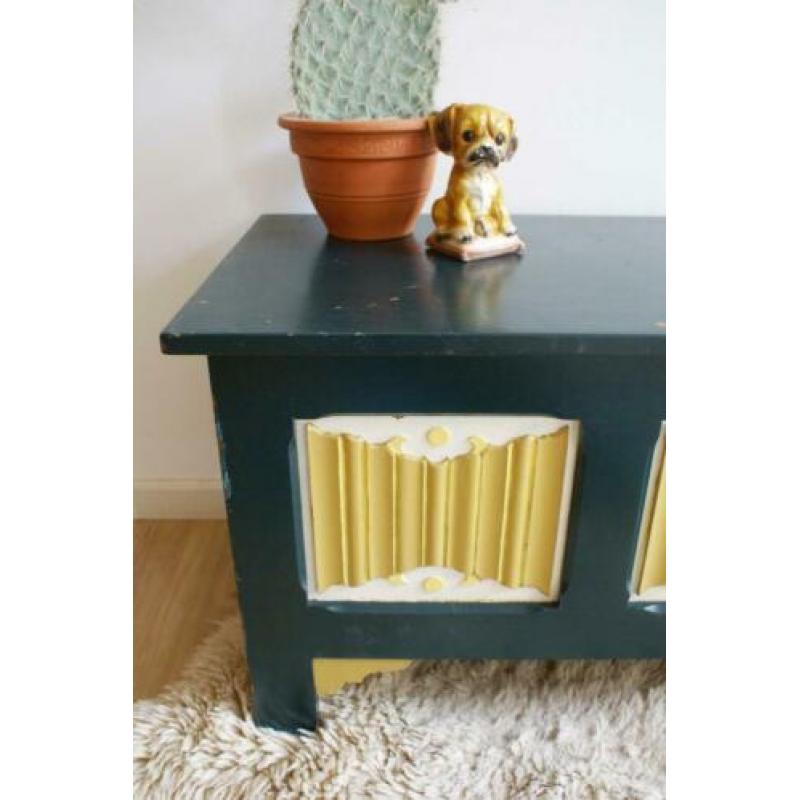 Grote houten vintage kist. Groen met gouden schat/dekenkist