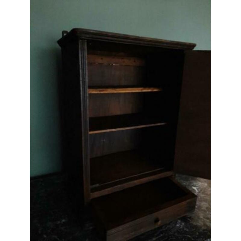 Oude vintage houten spiegelkast