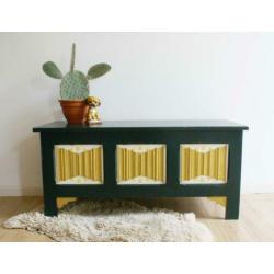 Grote houten vintage kist. Groen met gouden schat/dekenkist