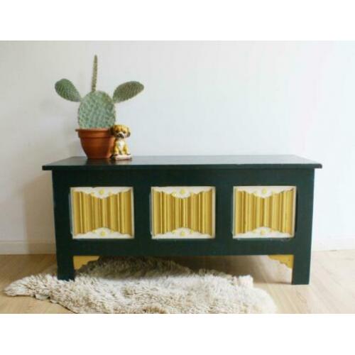 Grote houten vintage kist. Groen met gouden schat/dekenkist