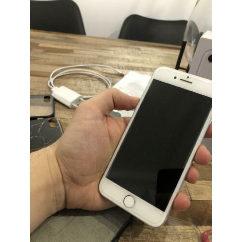 iPhone 8 Wit + Doos + New Screenprotector + Hoesjes!!