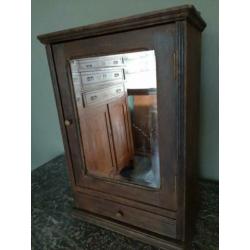 Oude vintage houten spiegelkast