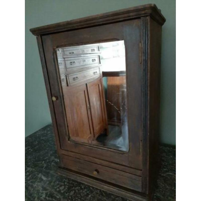 Oude vintage houten spiegelkast