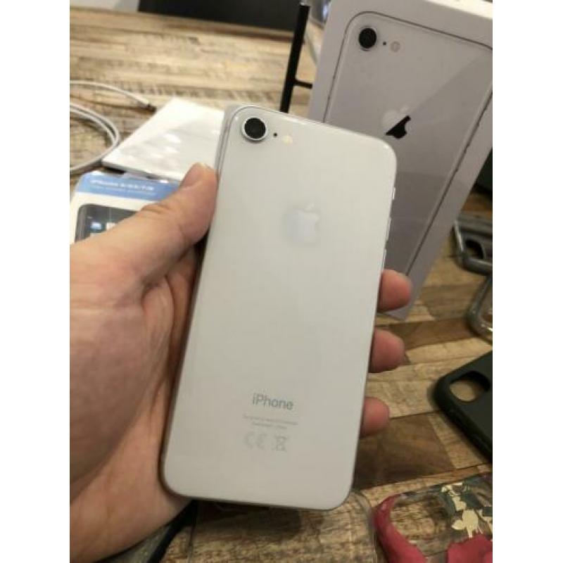 iPhone 8 Wit + Doos + New Screenprotector + Hoesjes!!
