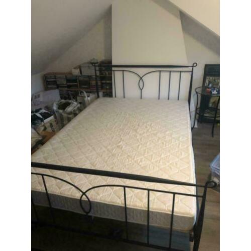 Tweepersoonsbed inclusief matras en lattenbodem