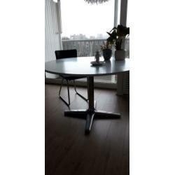 Ronde witte eettafel met 4 zwarte vintage stoelen